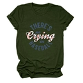 Detail eines olivgrünen T-Shirts mit Rundhalsausschnitt und 'THERE'S no Crying in BASEBALL' Aufdruck - Armeegrün