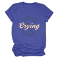 Detail eines lila T-Shirts mit Rundhalsausschnitt und There's no Crying in Baseball Druck - Vintage-Blau