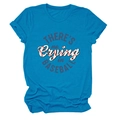 Detail eines blauen Baumwoll-T-Shirts mit There's No Crying in Baseball Slogan-Druck - Seeblau