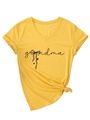 Dettaglio t-shirt gialla scollo a V con stampa grandma e nodo laterale alla moda - S / Giallo (Testo Nero)