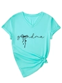 Dettaglio della stampa grandma e del nodo laterale sulla t-shirt azzurra con scollo a V - S / Celeste (Font Nero)