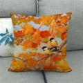 Detail van linnen kussensloop met herfst esdoornblad en levendige vogels olieverf - Vogels op Herfsttak Stijl