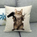 Vierkante kussensloop met kattenkapperprint op grijze bank voor decoratie - Kapper Kat Stijl