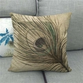 Nahaufnahme des Pfauenfedern-Aquarelldrucks auf Leinenkissenbezug auf grauem Sofa - Vintage Beige Riesige Pfauenfeder (6)