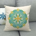 Quadratischer Kissenbezug aus Leinen mit blauem Korallen- und Fischmuster auf Sofa - Blue Coral Orange Tropical Fish (12) / 45x45cm