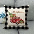 Weihnachts-Kissenbezug mit rotem Truck und Tannenbaum auf einem grauen Sofa - Retro Roter Pickup mit Geschenken Stil (3)