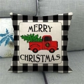 Nahaufnahme von Leinen-Weihnachtskissenbezug mit rotem LKW auf grauem Sofa - Roter LKW mit SANTA'S TREES Logo Stil (4)