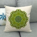 Leinen-Kissenbezug mit grünem Mandala-Geometrie-Muster auf einem grauen Sofa - Green Mandala Geometric Pattern (13) / 45x45cm