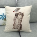 Linnen kussensloop met schattige kat en papegaai print op een grijze bank - Kitten en Papegaai Stijl