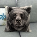 Realistischer Bären-Kissenbezug auf grauem Sofa aus robustem Leinenstoff - Skizzenstil Braunbär (3)