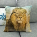 Primer plano detallado de una funda de cojín cuadrada con un retrato artístico de león - 45x45 cm / Estilo Retrato León Marrón Dorado (2)