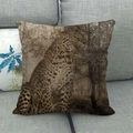 Macro-opname van kussensloop met luipaardprint en linnen textuur op grijze bank - 45x45 cm / Luipaard Jungle Zittende Stijl (7)