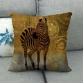 Gedetailleerde close-up van een vierkante kussenhoes met zebraprint en gouden mandala - 45x45 cm / Realistische Zebra Mandala Stijl (14)