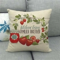 Federa in lino con ghirlanda di fragole e citazione familiare su divano grigio - 45x45cm / Stile Cucina Marmellata di Fragole (3)