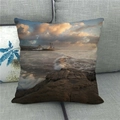 Détail de la taie d'oreiller en lin avec paysage de plage sur un canapé gris moderne - Style Nuages de Coucher du Soleil Côte Rocheuse (19)