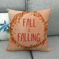 Fall is Falling Leinen Kissenhülle mit Beerenkranz auf einem grauen Sofa - Warm Orange Köper FALL IS FALLING Stil (1)
