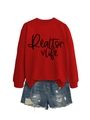 Detail eines roten Realtor Life Sweatshirts mit Herzprint und Denim-Shorts kombiniert - S / Rot (Schwarze Schrift)