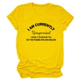 Dettaglio flat lay di una maglietta gialla in cotone con stampa nera e girocollo casual - Giallo (Carattere Nero)
