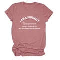 Dettaglio della t-shirt in cotone rosa con stampa scritta bianca e girocollo casual - Oro Rosa (Carattere Bianco)