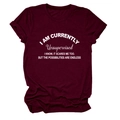 Dettaglio in piano della t-shirt bordeaux in cotone con stampa di testo bianco - Rosso Vino (Carattere Bianco)