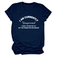 Dettaglio della t-shirt in cotone blu scuro con stampa bianca e maniche risvoltate - Blu Navy (Carattere Bianco)