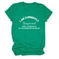 Dettaglio di una t-shirt in cotone verde smeraldo con testo bianco artistico e maniche risvoltate - Verde Scuro (Carattere Bianco)