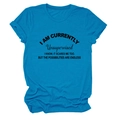 Dettaglio della stampa con citazione divertente su t-shirt in cotone blu lago a girocollo - Blu Lago (Carattere Nero)