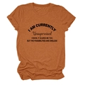 Dettaglio della t-shirt in cotone arancione con stampa nera I AM CURRENTLY sul petto - Arancio Bruciato (Font Nero)
