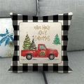 Dettaglio della fodera per cuscino natalizia in lino con camion rosso e scritte - Vintage Red Pickup Truck With Pine Tree Gold Greetings