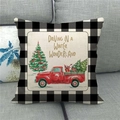 Dettaglio del cuscino natalizio a quadri con camion rosso vintage su un divano grigio - Red Vintage Truck With Gifts Winter Wonderland