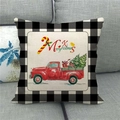 Dettaglio copricuscino natalizio rustico con camion rosso vintage su divano grigio - Country Red Truck Transporting Christmas Tree And Gifts