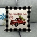 Fodera per cuscino in lino natalizio con camion e bordo a quadretti su divano - Vintage Red Pickup Truck And Labrador Dog