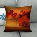 Detalle de una funda de cojín de lino con hojas de maple otoñales en un sofá gris - Estilo de Campo al Atardecer y Árbol de Hojas Rojas