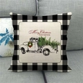Dettaglio della federa natalizia in lino con camion e bordo a quadri su divano grigio - Vintage Truck And Happy New Year Wishes