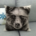 Kissenbezug aus Leinen mit realistischem Schwarz-Weiß-Bärenprint auf grauem Sofa - Realistisches Schwarz-Weiß Bärengesicht (2)