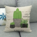 Linnen kussenhoes met cactusprint en tekst Life Happens op een grijze bank - Plantenpot met LIFE HAPPENS PLANTS HELP (7)