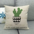 Linnen kussensloop met cactusprint en Plant Your Own Happiness tekst op de bank - Cactus Pot met PLANT YOUR OWN HAPPINESS (9)