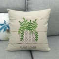 Linnen kussenhoes met cactus en Plant Lover print op een grijze bank thuis - Minimalistische Pot met PLANT LOVER (10)