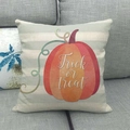 Dettaglio copricuscino Halloween in lino con zucca arancione e testo Trick or treat - 45x45 cm