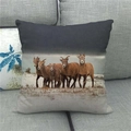 Gros plan détaillé d'une housse de coussin en lin avec photographie de moutons sauvages - Style Cinq Chèvres dans la Neige (2)