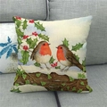Housse de coussin en lin avec oiseaux rouges de Noël sur des branches enneigées - Deux Rouge-gorges avec Houx (3)