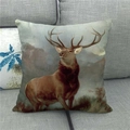 Vue détaillée d'une housse de coussin en lin avec imprimé cerf sur un canapé gris - Style Paysage de Forêt de Cerf Rouge (16)