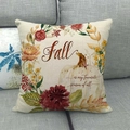 Detalle de funda de cojín de lino con calabaza blanca y motivos florales de otoño - Temporada Favorita de Calabazas (2)
