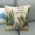 Linnen kussensloop met cactus-aquarelprint en inspirerende tekst op een grijze bank - Groene Plant met Plant the Seeds to Your Dreams (14)