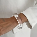 Detail eines transparenten Acryl-Armreifs mit glatten Kanten und hoher Klarheit - Transparenter C-förmiger offener verdickter Armreif (0139)