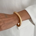 Details des mattgoldenen Armreifs mit minimalistischem Design und unsichtbarem Scharnier - Matte Gold Minimalistischer kreisförmiger unsichtbarer Scharnier-Armreif (02391)