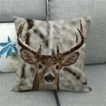 Housse de coussin en lin avec impression numérique d'élan sur un canapé gris - Style Gros Plan de Cerf dans la Neige (21)