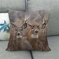 Housse de coussin en lin avec imprimé cerf réaliste sur un canapé gris - Style Tons Terre Deux Cerfs Réalistes (20)