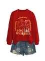 Detailansicht eines roten 'Social Worker' Sweatshirts kombiniert mit Denim-Shorts - S / Rot