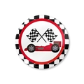 Spilla da festa di corsa con auto rossa e bandiere a scacchi incrociate su sfondo bianco - Stile Gara Formula (A)